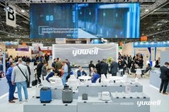 并当即提醒施救者遏制按压进行除颤